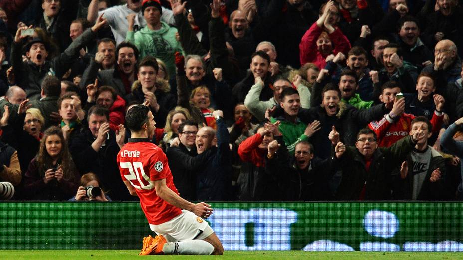 Robin van Persie do Manchester United comemora o gol contra o Olympiacos pelas oitavas de final da Champions League no estádio Old Trafford