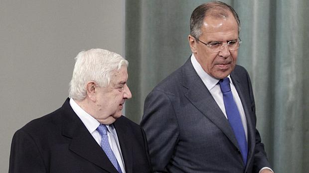 Chanceler sírio caminha ao lado do ministro de Relações Exteriores da Rússia após entrevista coletiva