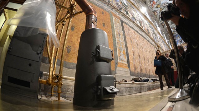 Fotógrafos registram os fornos onde serão queimados os votos dos cardeais na Capela Sistina