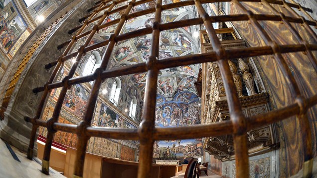 Capela Sistina é preparada para abrigar o Conclave no Vaticano