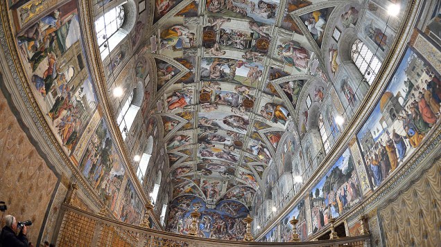 O teto da Capela Sistina, com o monumental afresco de Michelangelo, do século XVI