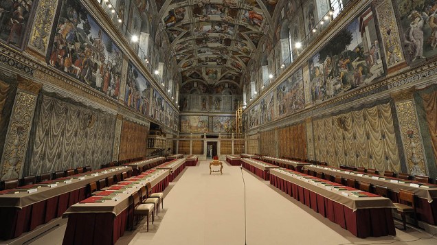 Mesas e cadeiras ocupadas pelos cardeais durante o conclave na Capela Sistina, no Vaticano