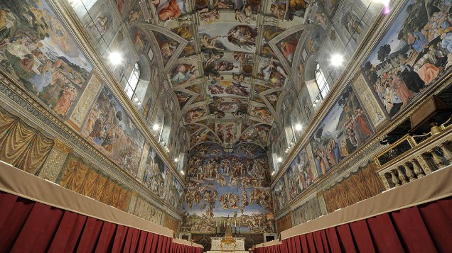Mesas e cadeiras onde os cardeais irão sentar durante o Conclave são dispostas na Capela Sistina, no Vaticano