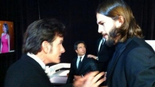No Emmy, Charile Sheen chegou a desejar boa sorte e dar conselhos a Ashton Kutcher