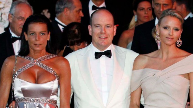 Príncipe Albert com a sua irmã Stephanie (esquerda) e sua noiva Charlene Wittstock em Monte Carlo, 2010