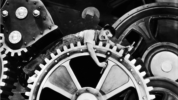 Charlie Chaplin em cena do filme 'Tempos Modernos'