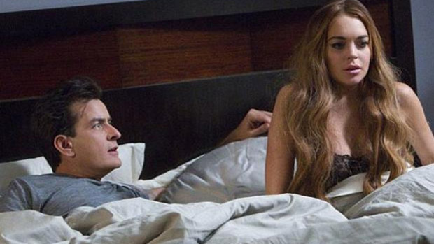 Charlie Sheen e Lindsay Lohan em cena de 'Todo Mundo em Pânico 5'