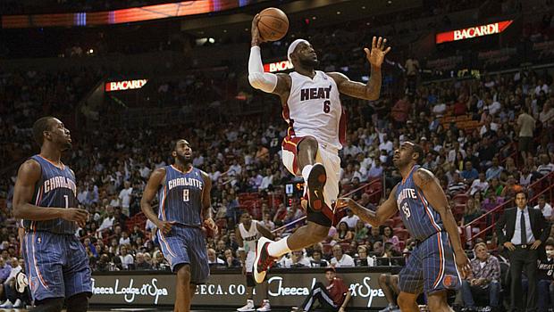 Jogadores do Charlotte Bobcats observam o voo de LeBron James, do Miami Heat