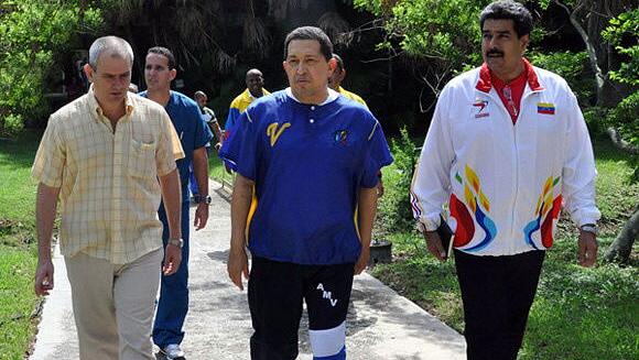 Chávez em caminhada com o chanceler venezuelano Nicolás Maduro na última sexta