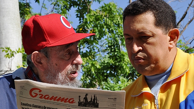Presidente venezuelano aparece em vídeo ao lado de Fidel Castro com a edição desta terça-feira do jornal cubano Granma