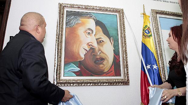 Chávez mostra sua pintura a Cristina Kirchner, na Venezuela