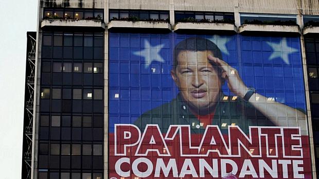 Imagem de Chávez estampa prédio da companhia nacional de petróleo da Venezuela