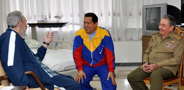 Os cubanos Fidel e Raul Castro vistam Chávez no hospital. Esta imagem foi divulgada pelo governo de Cuba no dia 17 de junho