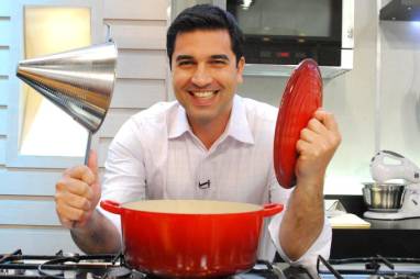 Edu Guedes é um dos apresentadores de um programa matinal na Record, no qual tem um quadro culinário.