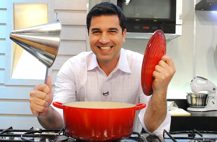 Edu Guedes é um dos apresentadores de um programa matinal na Record, no qual tem um quadro culinário.