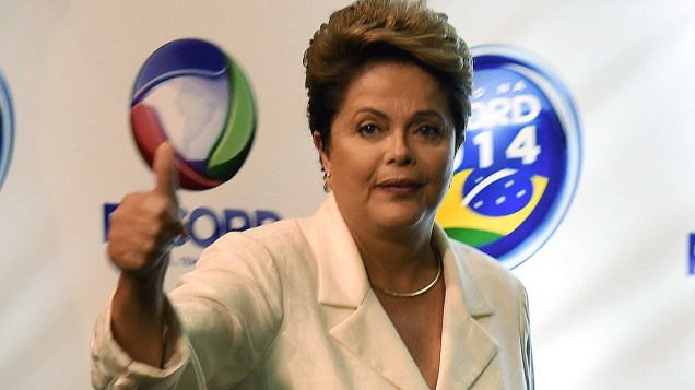 A presidente-candidata Dilma Rousseff (PT) participa do debate no segundo turno, promovido pela Rede Record, neste domingo (19)