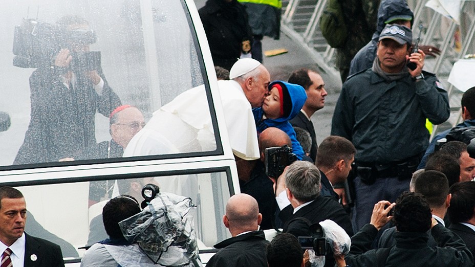 João Victor, de 3 anos, recebeu um beijo do Papa Francisco em Aparecida do Norte
