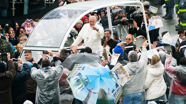 Papa Francisco anda de papamóvel na área externa do Santuário Nacional