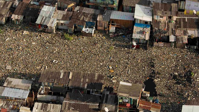 Vista aérea do Rio Negro, lixo acumulado pelas ruas inundadas de Manaus