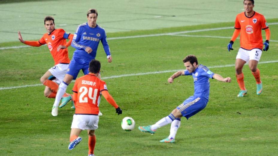 Mata marca o primeiro gol do Chelsea contra o Monterrey na semifinal do Mundial de Clubes da Fifa, no Japão