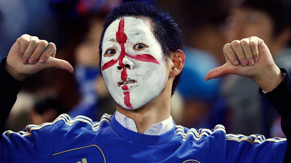 Torcedor com a camisa do Chelsea a as cores inglesas no rosto, durante semifinal do Mundial de Clubes da Fifa em Toyota