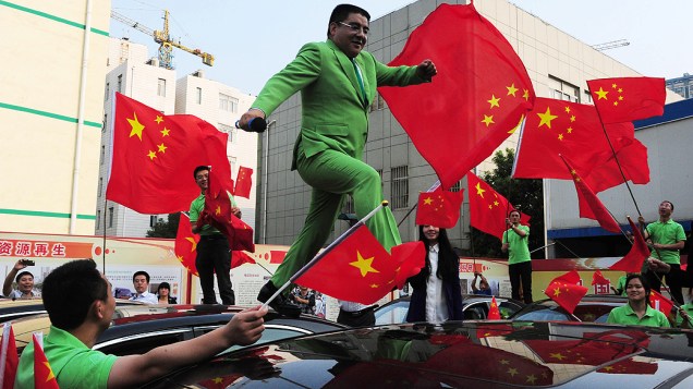 O bilionário chinês e filantropo Chen Guangbiao comprou carros novos para dar de presente aos donos de veículos que foram danificados durante um protesto na China no mês passado