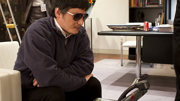 Imagem divulgada pela embaixada dos EUA mostra Chen Guangcheng falando ao telefone