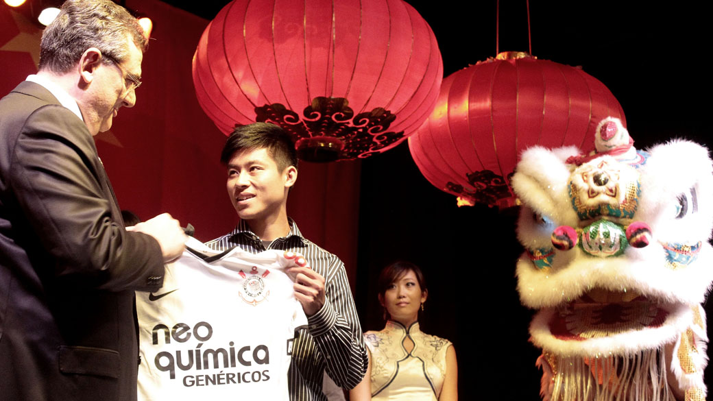 Atacante chinês Chen Zhizhao é apresentado no Corinthians