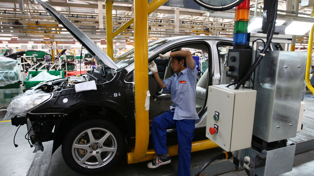 Fábrica de automóveis na Chin: indústria deverá desacelerar em 2012