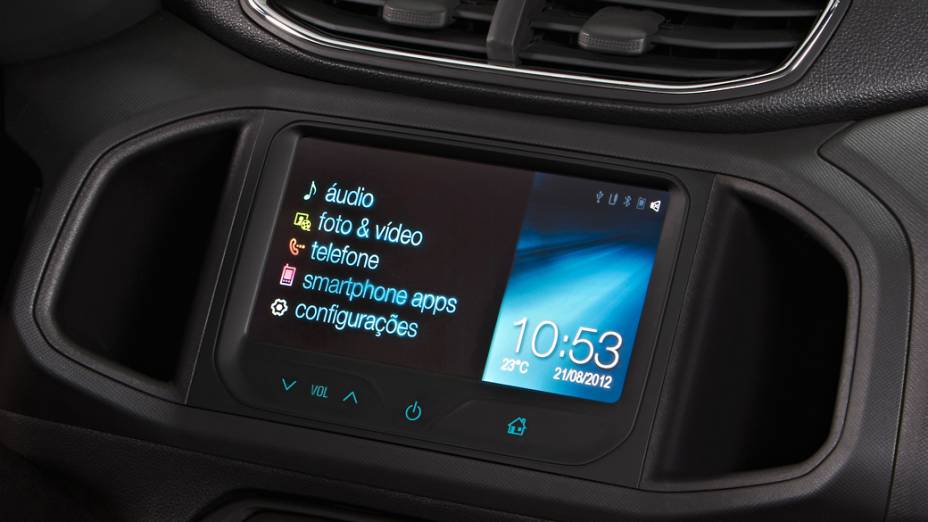 Imagem oficial do novo Chevrolet Onix, divulgada pela General Motors do Brasil, mostra a tela de LCD do sistema multimídia MyLink instalada no painel