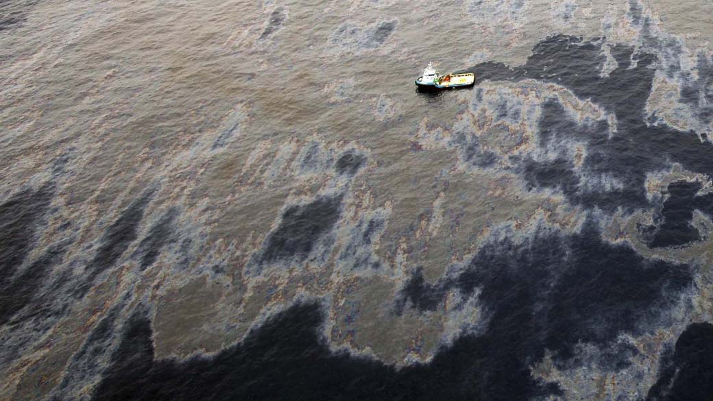 Vazamento de óleo da Chevron na Bacia de Campos, no Rio de Janeiro. A sanção, imposta pelo Tribunal Federal do Rio de Janeiro, castigou a Chevron e a Transocean pelo vazamento.