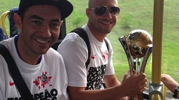 Chicão e Alessandro no desembarque do Corinthians no Aeroporto de Cumbica depois da conquista do Mundial de Clubes