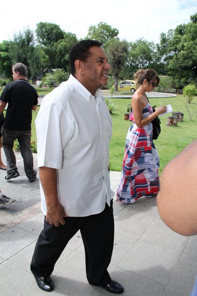 O cantor Agnaldo Timóteo chega para a cremação do corpo de Chico Anysio (25/03/2012)