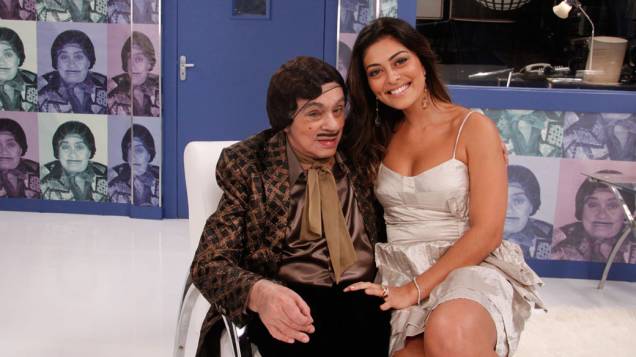 Chico Anysio, como o personagem Alberto Roberto, com Juliana Paes, no programa “Zorra Total” da Rede Globo.