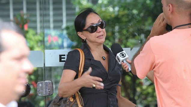 Cininha de Paula, sobrinha de Chico Anysio, chega para a cerimônia de cremação (25/03/2012)