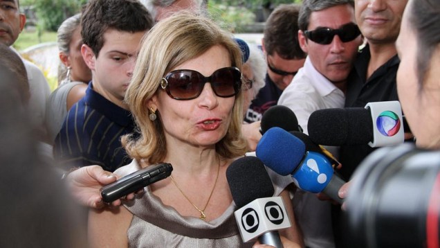 Zélia Cardoso, ex-mulher de Chico Anysio, chega para a cerimônia de cremação do corpo do humorista (25/03/2012)
