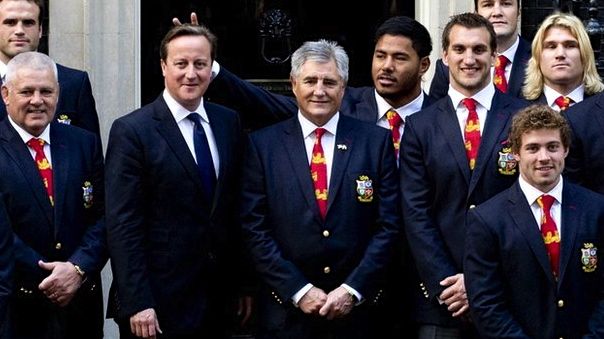 Manu Tuilagi, da seleção inglesa de rúgbi, no encontro com Cameron: brincadeira fora de hora