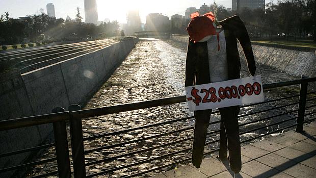 Chile: estudantes penduraram bonecos 'enforcados' pela dívida com a educação
