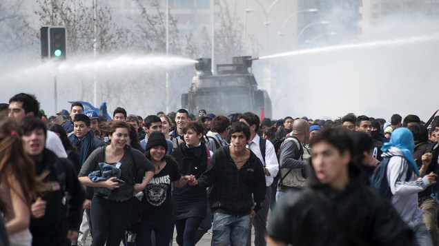 Milhares de estudantes e professores protestam no Chile
