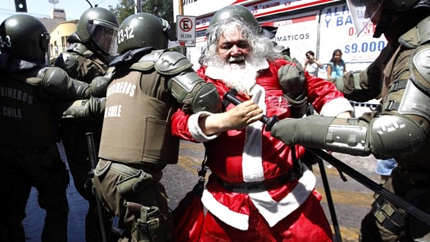 Manifestante vestido de Papai Noel é preso pela polícia chilena