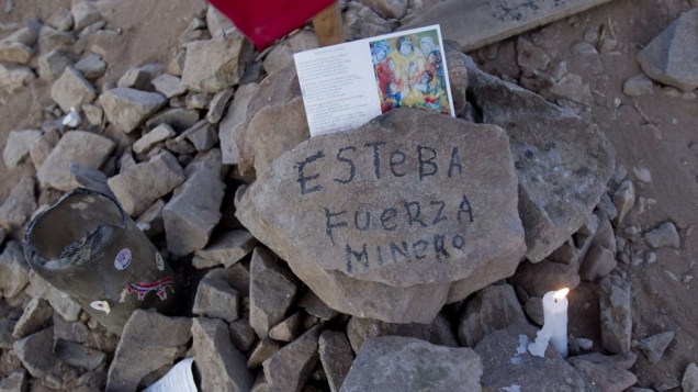Oferendas em homenagem aos mineiros presos na mina San José, Chile