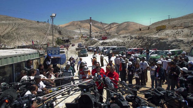 Ministro Laurence Golborne fala com a imprensa na mina San José, Chile