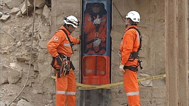 Imagem de vídeo mostra a cápsula onde os mineiros serão resgatados da mina San José, Chile