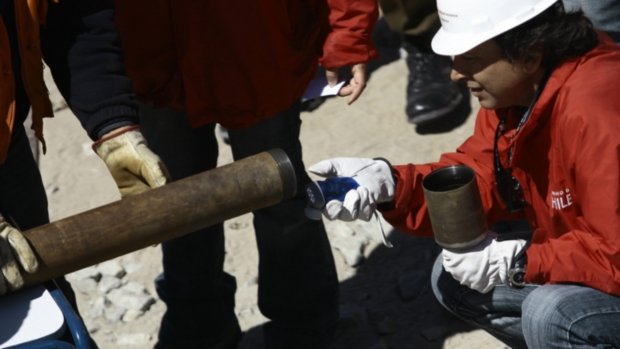 Ministro chileno opera a sonda que leva objetos aos mineiros