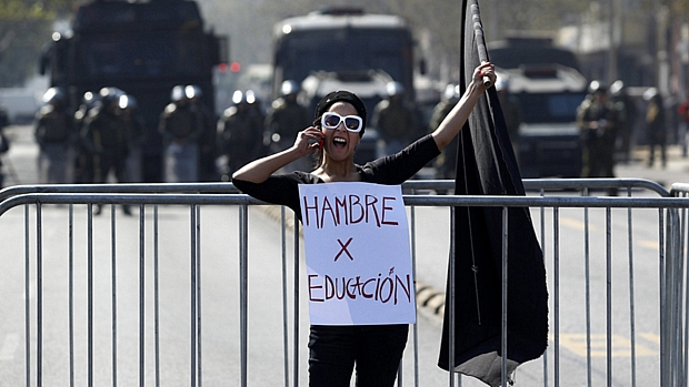 Estudante chilena protesta na capital Santiago contra a reforma na educação: impasse já dura quatro meses