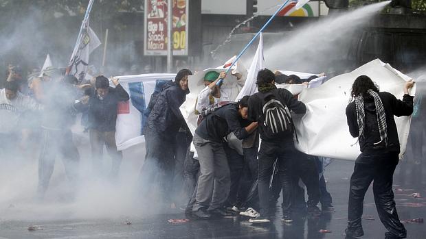 A polícia chilena lançou jatos de água e gás lacrimogêneo contra milhares de estudantes que protestaram nesta quinta-feira