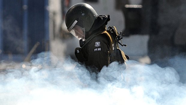 Agentes da polícia responderam com bombas de gás lacrimogêneo