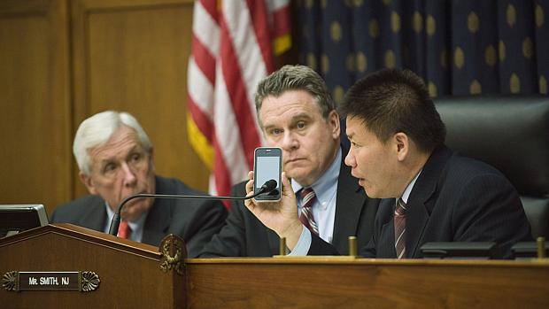 Parlamentares americanos conversam por telefone com o ativista chinês Chen Guangcheng