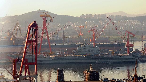 Navio porta-aviões chinês começou a ser testado no final de novembro, provocando tensões na região