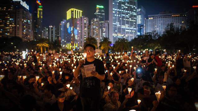 Milhares de pessoas fazem vigília no Victoria Park, em Hong Kong, para marcar o 23º aniversário do massacre da Praça da Paz Celestial